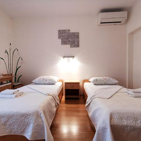 Guest House Il Giardino Duplancic Split Bagian luar foto