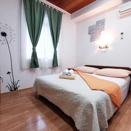 Guest House Il Giardino Duplancic Split Bagian luar foto