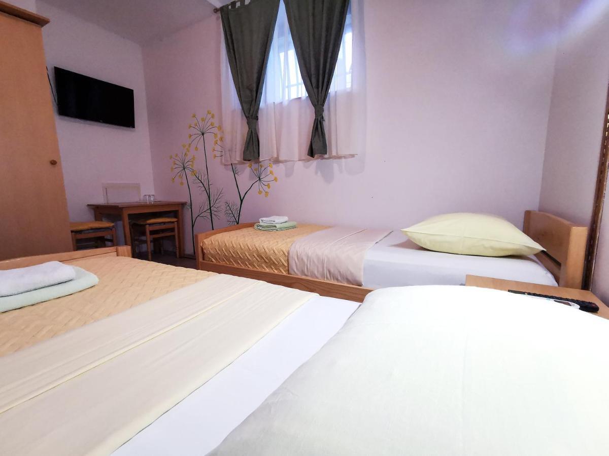 Guest House Il Giardino Duplancic Split Bagian luar foto