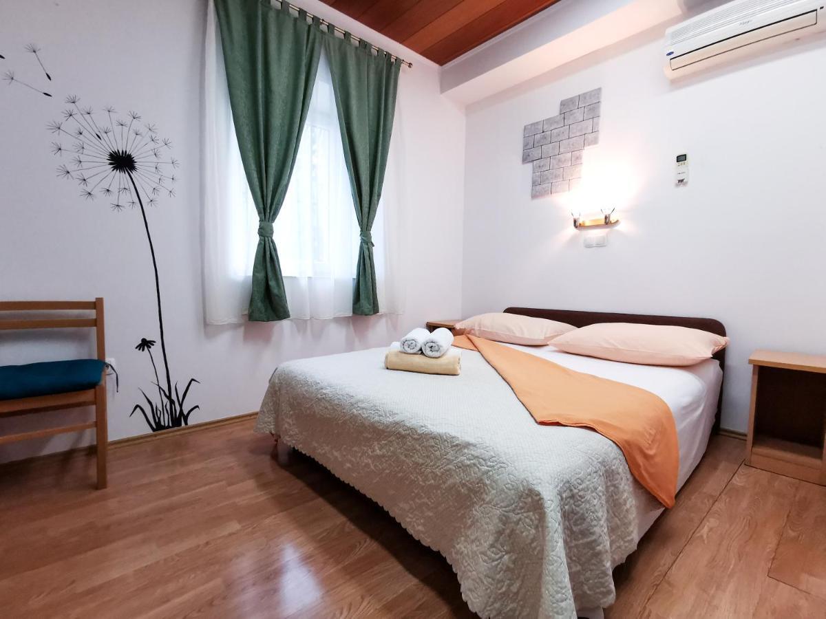 Guest House Il Giardino Duplancic Split Bagian luar foto